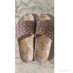 Women’s Coach Slides